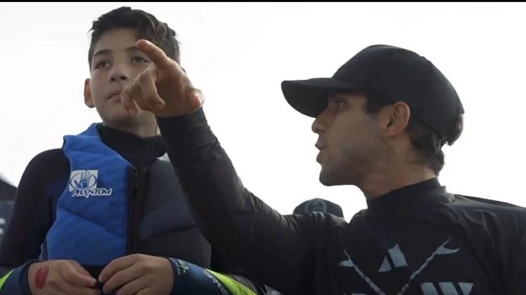 Raphael coaching a young surfer before a lesson